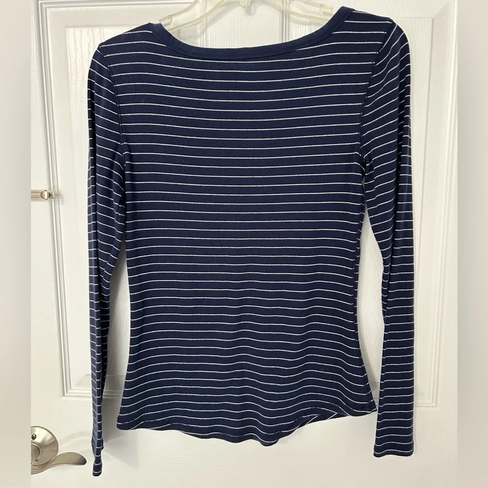 $5 Old Navy Women’s Long Sleeve Striped Knit Top Navy and White Size Small - Picture 4 of 4